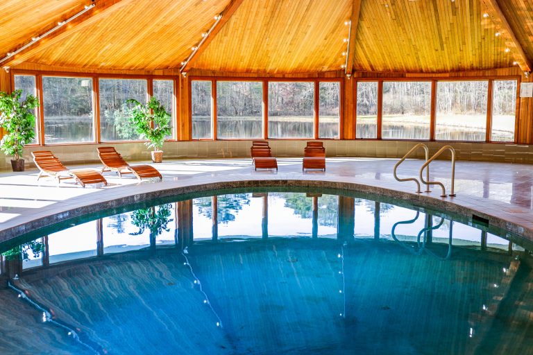 15 Airbnbs With Indoor Pools & Jacuzzis 2025: Top Summer Escapes