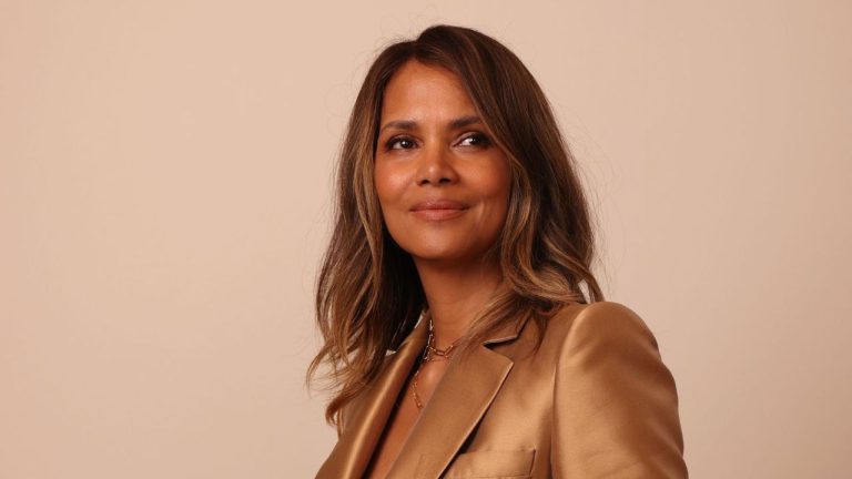 I would never in a million years think to pair these colors, but they look amazing on Halle Berry's porch – her surprising combination transforms gray