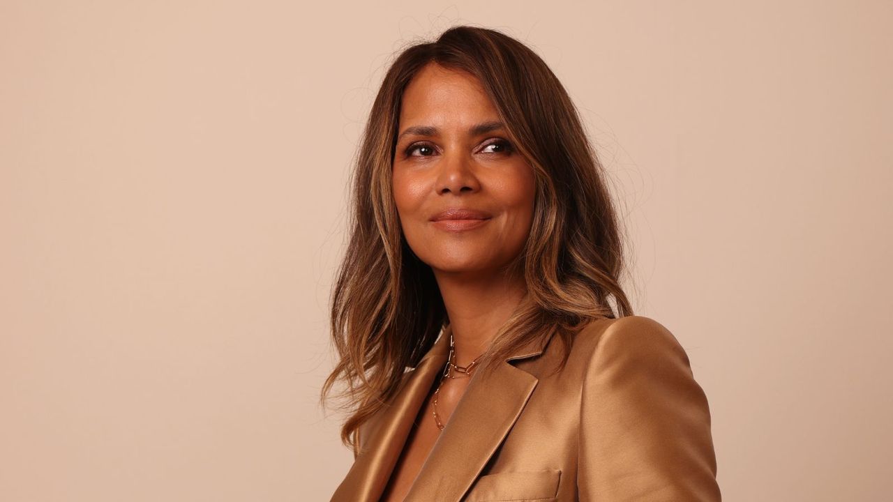 I would never in a million years think to pair these colors, but they look amazing on Halle Berry's porch – her surprising combination transforms gray
