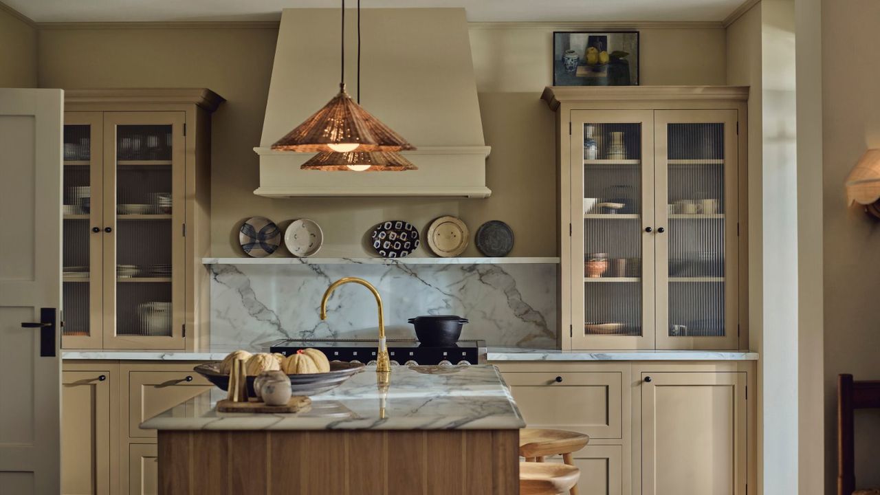 5 Stylish Ways Designers Store Plates To Keep Your Drying Rack Clutter-Free