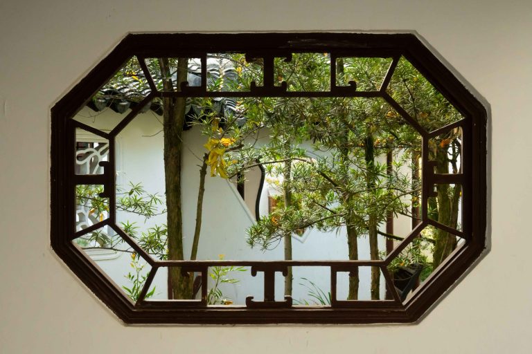 Transform your outdoor space with reflective elements in the garden