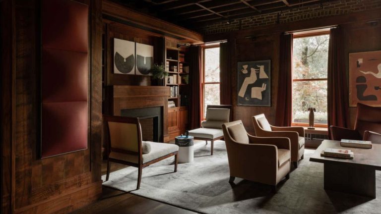‘Keep the Look Tailored and Welcoming’ – 5 Things Interior Designers Quietly Strip from Living Rooms in November to Prepare for Hosting Season