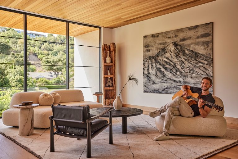 Zedd’s Encino House Is an Ode to White Oak, Where Every Beam, Board, and Barstool Matches