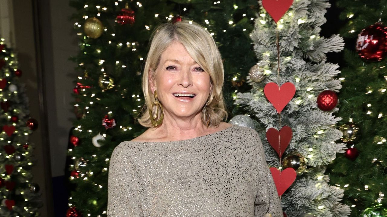 Martha Stewart’s Bottom-Up Christmas Tree Lighting Method Breaks the Rules – And Creates the Most Beautifully Lit Tree You’ve Ever Seen