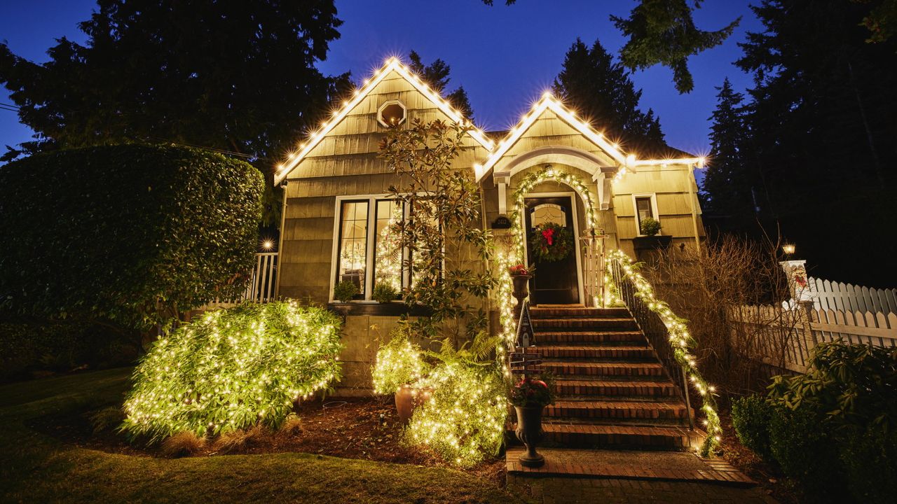 5 Ways Smart Tech Can Simplify Your Christmas Outdoor Decorating and Deliver Unforgettable Interactive Displays