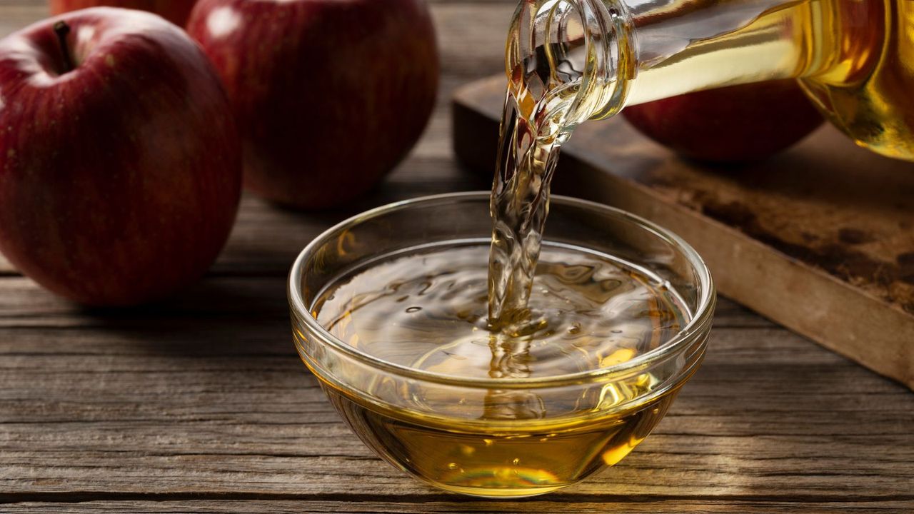 People Are Putting Bowls of Vinegar in Their Cupboards – And It's Not as Bizarre as It Sounds