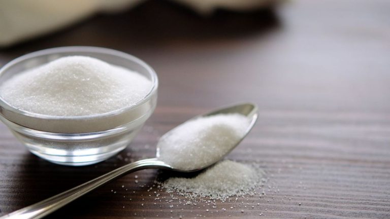 People Are Sprinkling Salt on Oven Trays While They’re Still Warm Before Washing – And It’s Genius