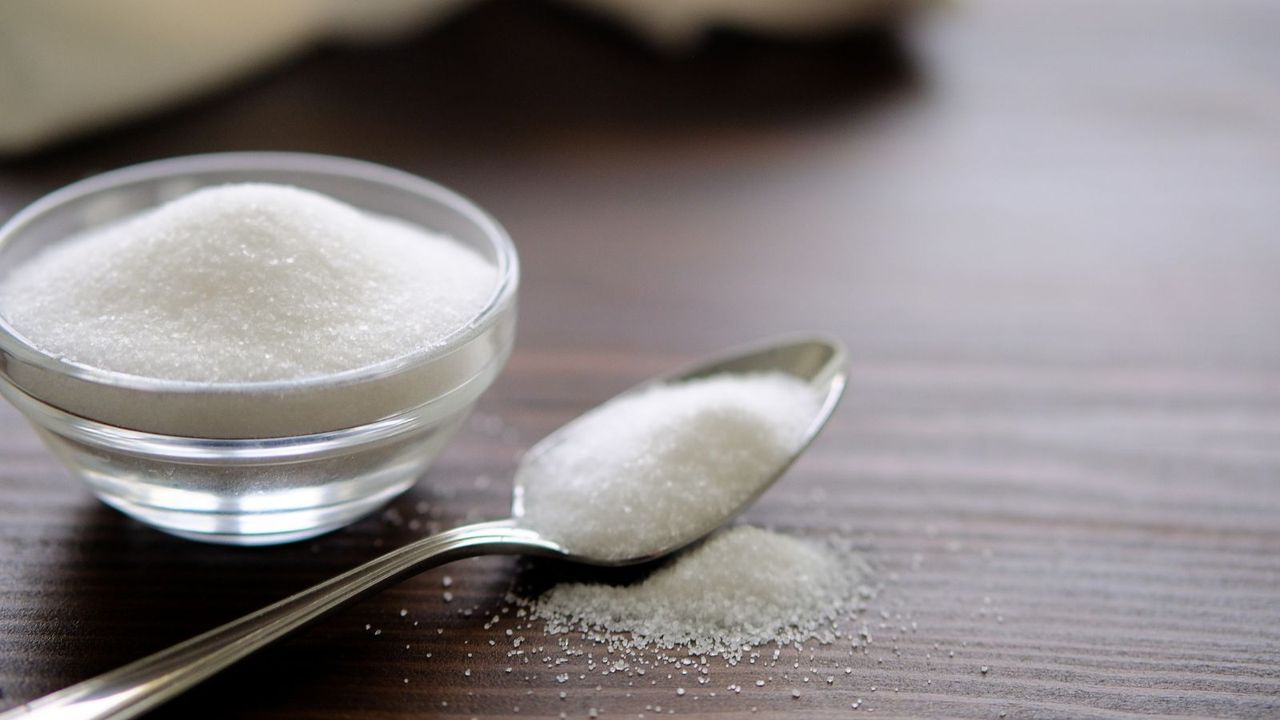 People Are Sprinkling Salt on Oven Trays While They’re Still Warm Before Washing – And It’s Genius