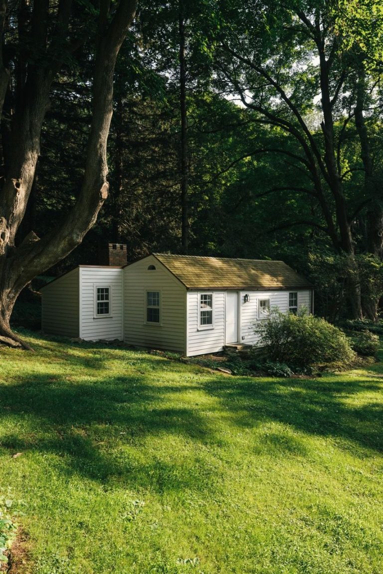 This 400-Square-Foot 1900s New York Cottage (Once a Dress Shop!) Only Looks Frozen in Time