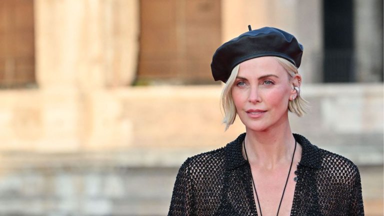 25 Years On, Charlize Theron’s Opulent Feathered Christmas Tree Remains a Timeless Symbol of Retro Glamour and Holiday Creativity