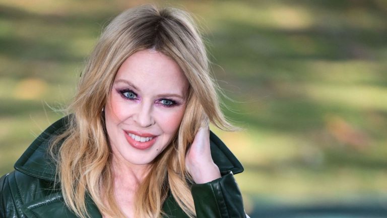 This Washed Gray Wallpaper in Kylie Minogue’s Kitchen Made Me Rethink Everything – Why Her Unorthodox Wall Covering Works Better Than White