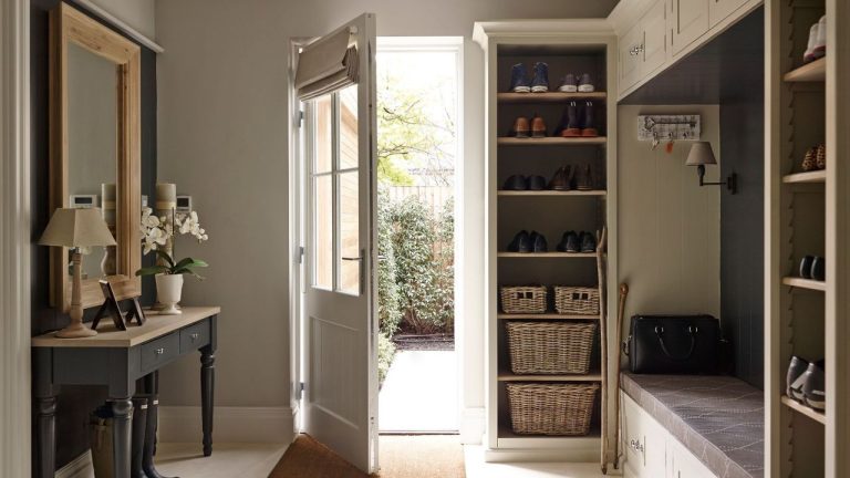 This Minimalist Japanese Entry Bench Solves Winter Gear Overload – Even in Small, Cluttered Entryways