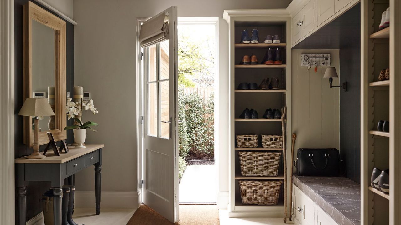 This Minimalist Japanese Entry Bench Solves Winter Gear Overload – Even in Small, Cluttered Entryways