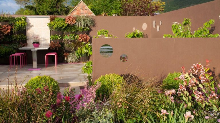 7 Resilient Plants To Grow Near Walls In Small Gardens – That Won’t Cook In Summer