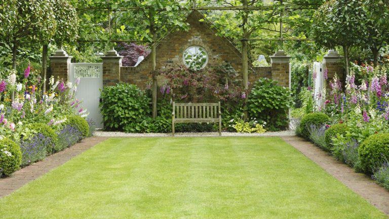 How to Wake Up a Lawn in Spring Without Over-Fertilizing – In 4 Simple, Seasonal Steps