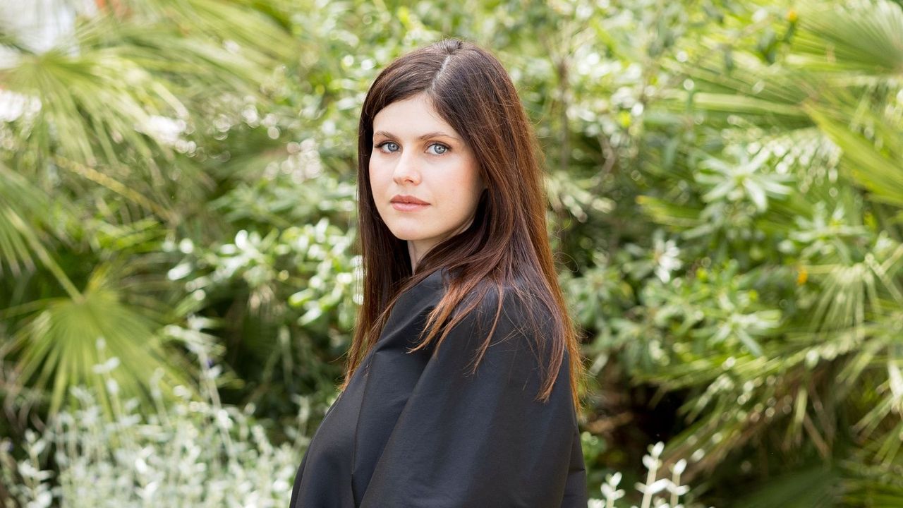 Alexandra Daddario’s Private Poolside Oasis Is a Lesson in Layered Greenery – It Revolutionizes High-End Garden Screening for 2026