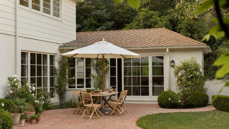 They Removed Almost All The ‘Big Lights’ In This 1939 Californian Home – And Replaced It With A Layered, English-Inspired Glow