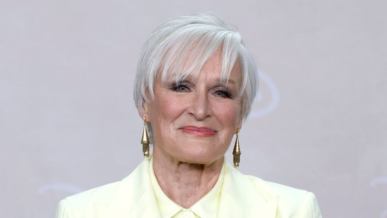 Glenn Close’s Red Brick and White Trim Approach Redefines Americana Curb Appeal – It Stands as the Ultimate Anti-Trend Choice