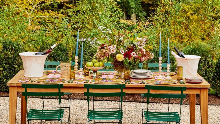5 Hosting Essentials Designers Always Thrift to Enhance Summer Gatherings with Inviting Charm