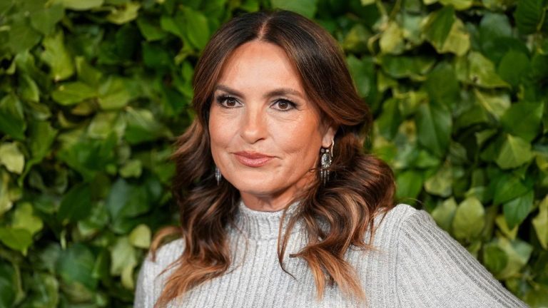 Mariska Hargitay Reinvigorates A Dull Living Room Corner with an Unexpected Color Palette That Works in Every Home