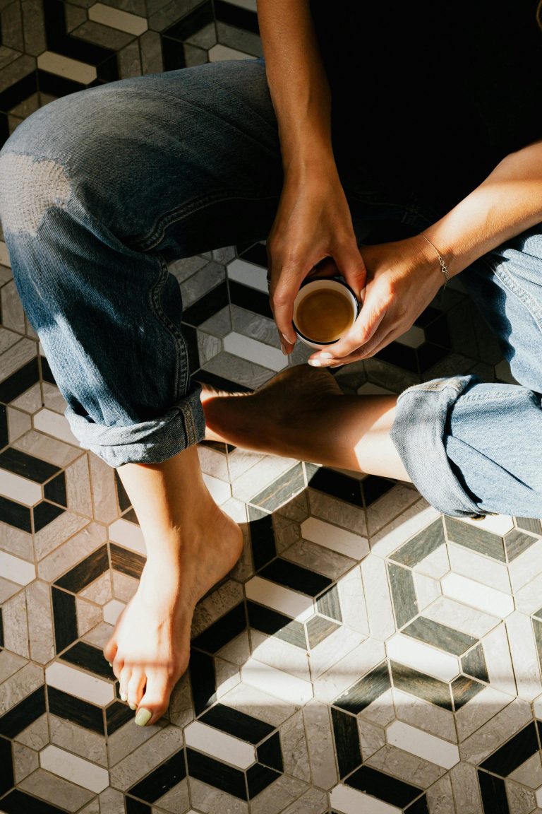 How to naturally clean dirty floor tiles and grout