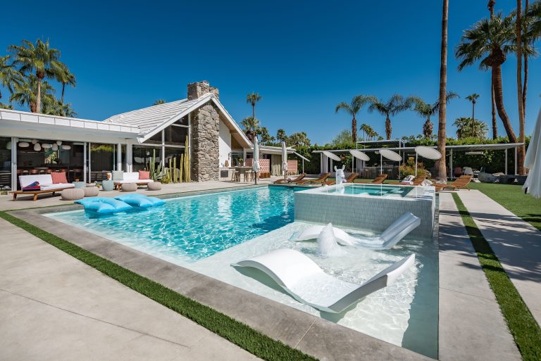 14 Best Midcentury Modern Airbnbs to Book in Palm Springs (2026)