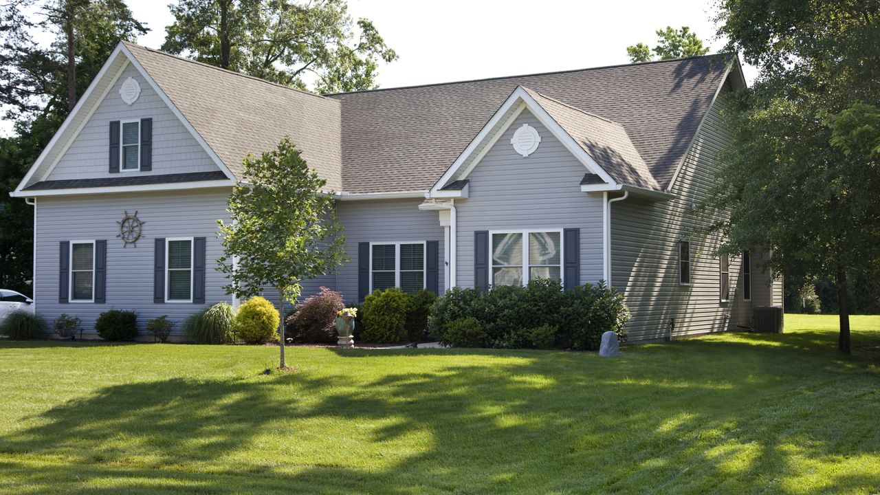 3 Reasons Why Your Lawn Looks Worse in June – And How the Experts Recommend Turning It Around