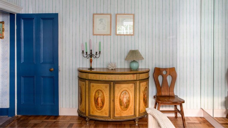 3 Things Antiques Dealers Always Say You Should Splurge On – and 3 That They Never Waste Money On