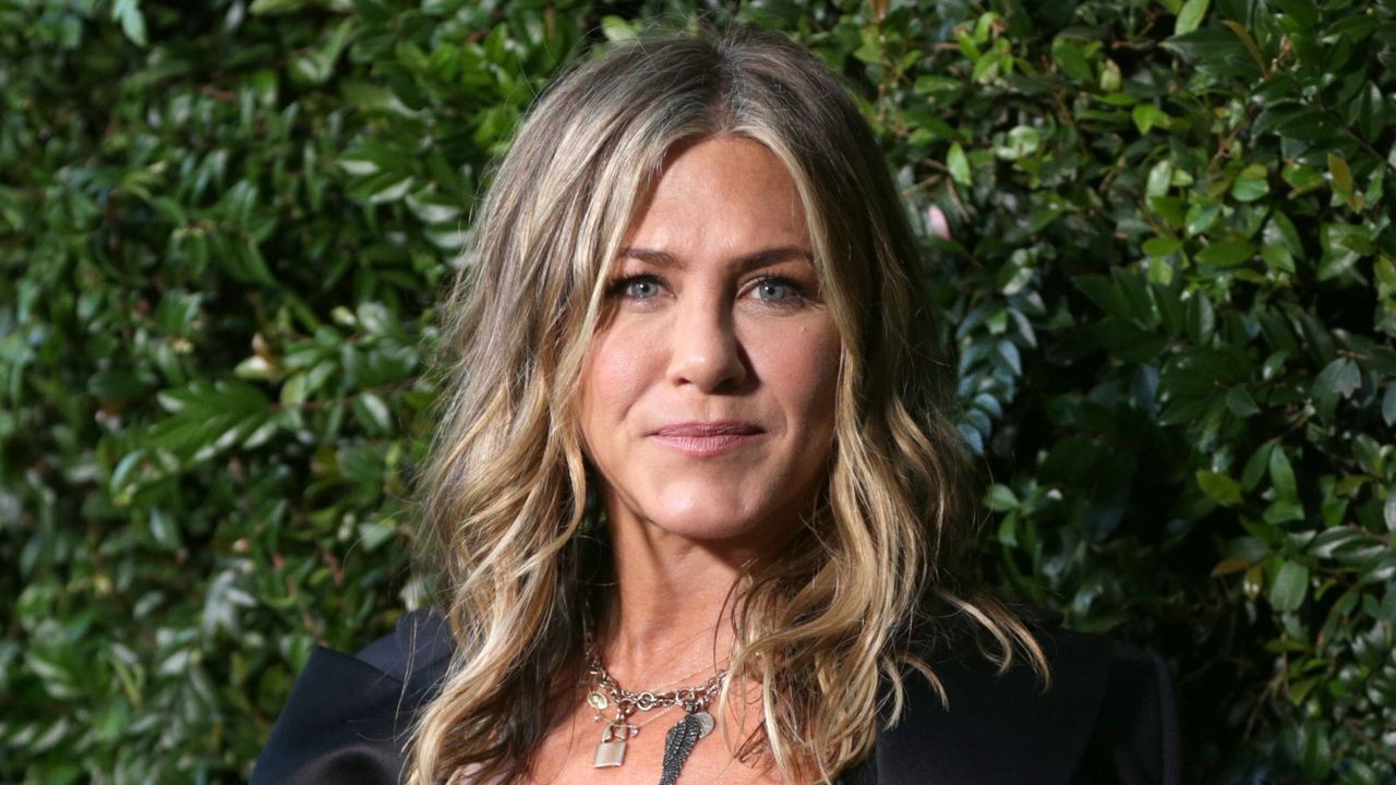 Jennifer Aniston's Elevated Privacy Planting Offers an Unexpected Temperature-Regulating Benefit to Keep Your House Cool All Summer